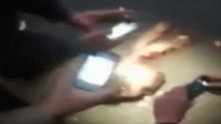 【閲覧注意】自爆テロを起こして頭だけになった男性。それをめっちゃ撮影する人々。