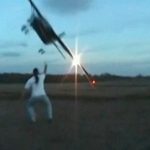 【衝撃映像】超低空飛行する飛行機に数センチまで近づくクレイジーな男。