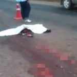 【閲覧注意】トラックに轢かれた男女。肉片散らばる事故現場のグロ動画。