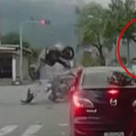 【衝撃映像】バイクと車の衝突事故。めっちゃ吹き飛んでいくバイカー。