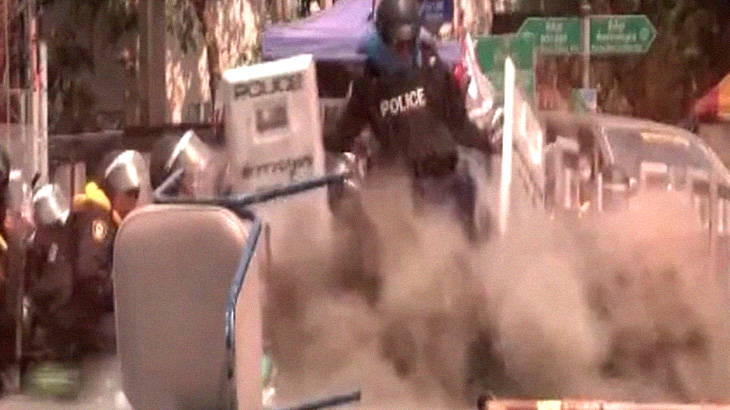 【衝撃映像】手榴弾を蹴り上げようとした警察官、脚を吹き飛ばされてしまう。