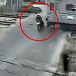 遮断器が降りた踏切を通過しようとしたバイク、列車に轢かれる。