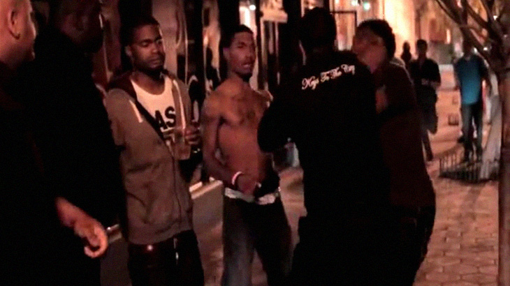 やっぱり強いバウンサー（用心棒）。チンピラを一掃する映像。