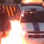 【衝撃映像】暴動が起きた街。警察官に火炎瓶を投げまくる群衆。