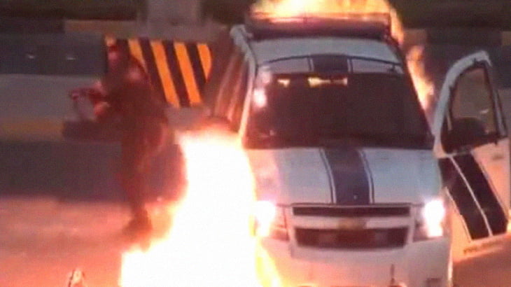 【衝撃映像】暴動が起きた街。警察官に火炎瓶を投げまくる群衆。