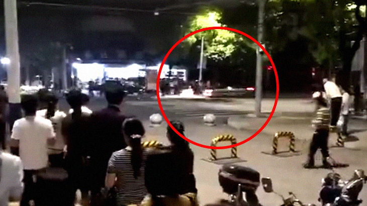 【衝撃映像】ドラッグを使用したドライバー、とんでもないスピードで人の列に突っ込んでしまう･･･。