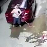 駐車されていた車が突然動き出し、轢かれてしまう女性。