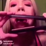 自分の舌をヘアアイロンで挟んだ女性、絶叫。