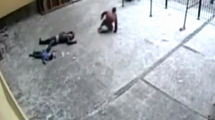 【閲覧注意】11階の屋上から7歳の息子を放り投げ、自分も飛び降りて心中した男。