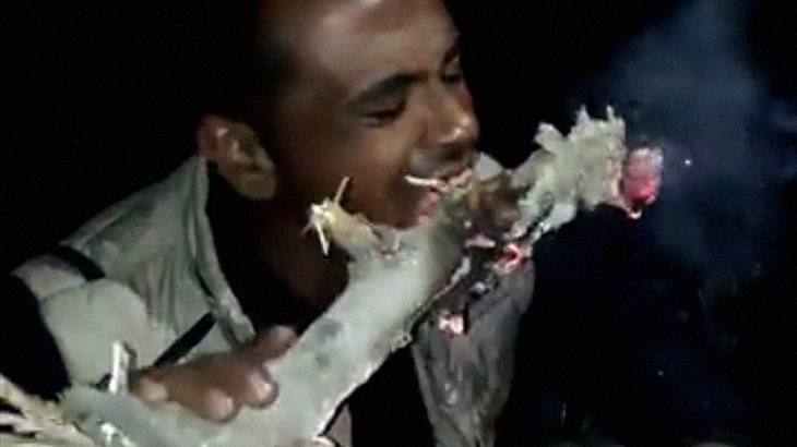 【衝撃映像】燃える木の枝を食べる男。