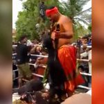 【閲覧注意】生きたヤギの口に噛みつき引きちぎる男。