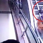 自撮りをしようとしていた母親、バランスを崩して赤ちゃんを3階から落としてしまう。