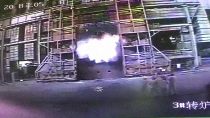【衝撃映像】製鉄工場で溶鉱炉が爆発。8人が負傷した事故映像。