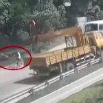 【衝撃映像】対向車線を走るクレーン車のフックに吹き飛ばされてしまうバイクの男性。