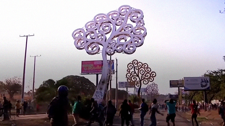 木を模した巨大な金属彫刻に潰されて死亡した男性。