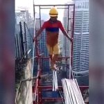 【衝撃映像】超高所で命綱なしで作業する土木作業員。これ死人出るだろ･･･。