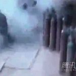 【衝撃映像】ガスボンベが次々爆発し2人の作業員が吹き飛ばされてしまう。