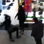 2人組のナンパ男を一瞬で撃退する女性。これ合気の使い手だろ･･･。