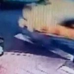 【衝撃映像】横断歩道で猛スピードの車に跳ね飛ばされてしまう女性。