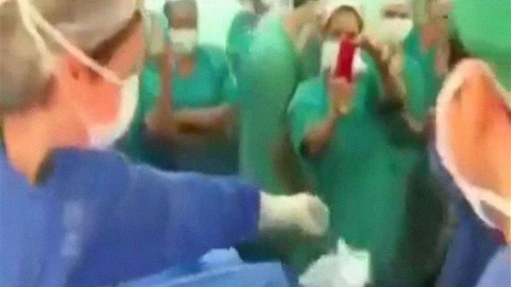 肛門にウナギをぶっ込んだ男、摘出の様子を大勢の女性に撮影されてしまう。