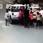 【衝撃映像】揉め事にうんざりした女性、車で相手を轢いてしまう。