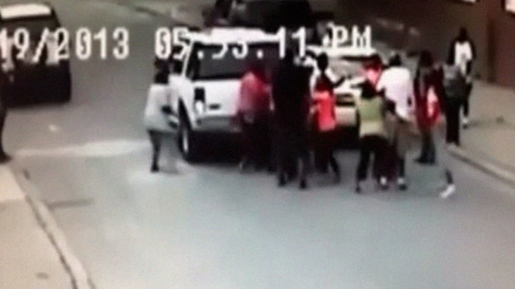 【衝撃映像】揉め事にうんざりした女性、車で相手を轢いてしまう。