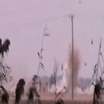 【衝撃映像】爆弾によりめっちゃ空高く吹き飛ばされてしまう兵士たち。