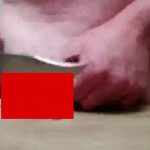【閲覧注意】自分のペ●スをナイフで切断する様子を撮影したグロ動画。