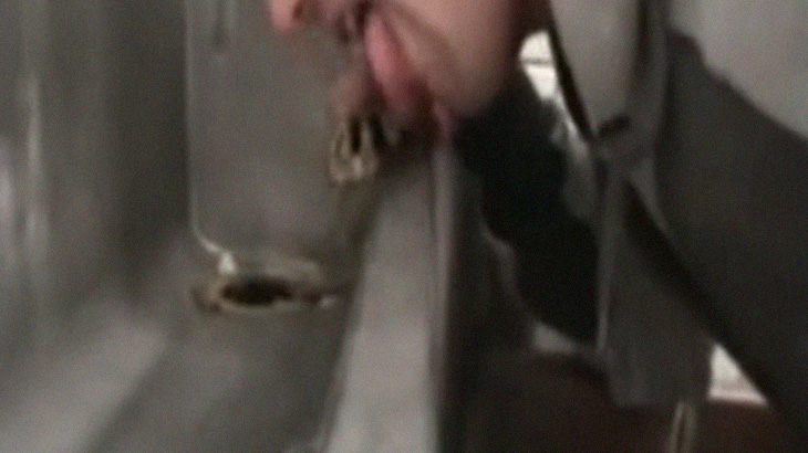 【狂気】公衆トイレの便器を舐め回す様子を自撮りする男。