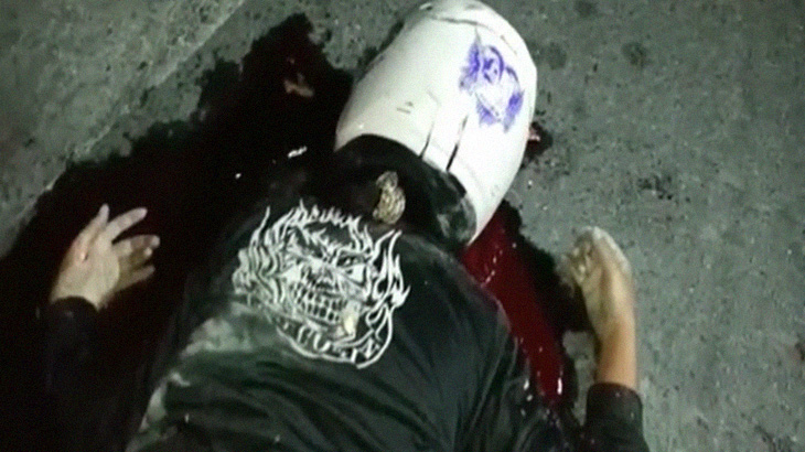 【閲覧注意】バイク事故で顔面を強打して死亡した女性のグロ動画。