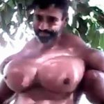 【衝撃映像】大胸筋を鍛えすぎた男、女性のような巨乳になってしまう。