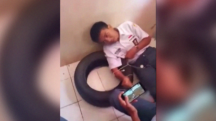 スマホゲームをプレイ中、突然痙攣して死亡した男の子。