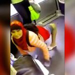 【衝撃映像】膝の関節が逆に曲がり、四足歩行する女性が地下鉄車内で撮影される。