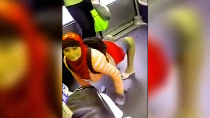 【衝撃映像】膝の関節が逆に曲がり、四足歩行する女性が地下鉄車内で撮影される。