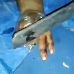 【閲覧注意】刑務所内にて拷問の末に指を切断されてしまうグロ動画。