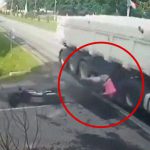 交差点に速度を落とさず侵入したバイク、トラックに思いっきり衝突。