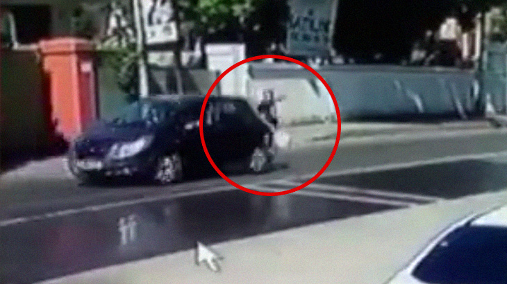 女性ドライバー、駐車のため誘導してくれた男性を轢き殺してしまう･･･。