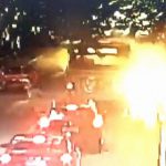 【衝撃映像】中国のバス、乗降中に爆発。