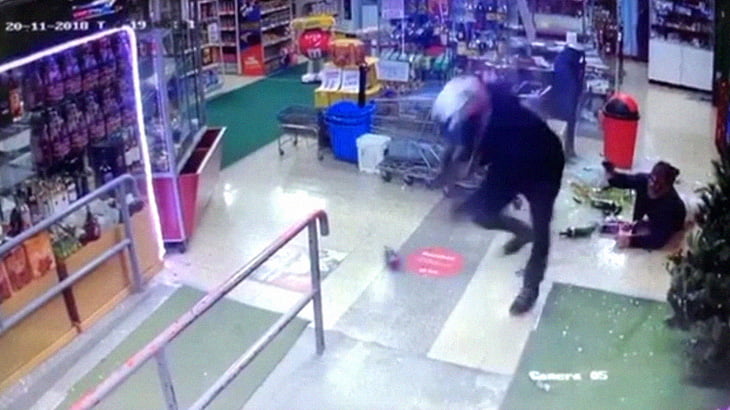 【衝撃映像】まるで映画のワンシーンのような強盗と警備員の銃撃戦。