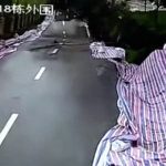 【衝撃映像】地すべりで道路が崩壊する瞬間。