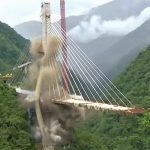 【衝撃映像】建設中の橋が崩壊して10人が死亡。再建するために残骸を爆破解体する映像。