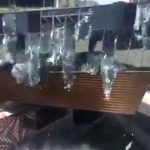 新しく建設された近未来的なショッピングモール、崩壊する。