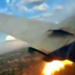 【衝撃映像】エンジン故障により飛行機が墜落する様子を機内から撮影した映像。