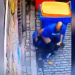 路地裏でウンコした男、手で直に拭き取り下水で洗う姿を晒されてしまう。