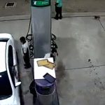 店員の態度が気に入らなかった男、射殺してしまう。