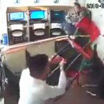 【衝撃映像】ナイフで女性を殺そうとする男が逮捕される事件映像。