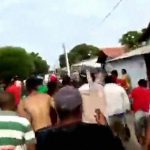 怒り狂う住民たちのリンチは警察官にも止めることはできない。