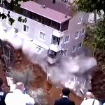 【衝撃映像】斜面の地滑りを防ぐための擁壁が崩れ建物が崩壊する瞬間。