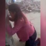 ヤギのチンコを口で引きちぎる女性。