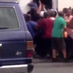 トラックの荷台から牛肉を奪いまくるベネズエラの住民たち。